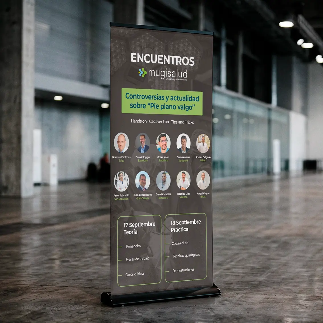 Roll-up banner for Mugisalud's Encuentros medical congress on flatfoot valgus in a trade fair hall, showing speakers and program, graphic design